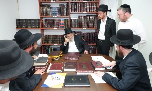 חברי הפורום להגנת הצרכן בראשות איצ'ה דז'ילובסקי יחד עם ראשי בנקל בבית רבינו הגדול שליט"א