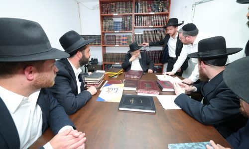 חברי הפורום להגנת הצרכן בראשות איצ'ה דז'ילובסקי יחד עם ראשי בנקל בבית רבינו הגדול שליט"א