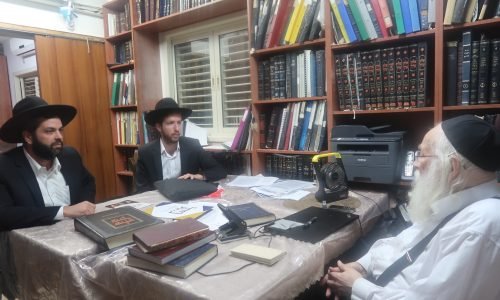 בהתייעצות קבועה במעונו של רבינו הראב"ד שליט"א