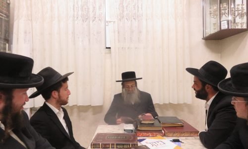בהתייעצות במעונו של חבר הבד"צ הגרש"י שלזינגר שליט"א