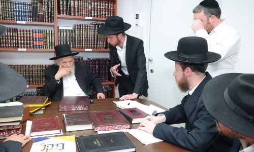 חברי הפורום להגנת הצרכן בראשות איצ'ה דז'ילובסקי יחד עם ראשי בנקל בבית רבינו הגדול שליט"א