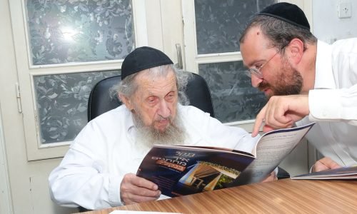 נאמן ביתו של מרן שליט"א מציג לו את פרטי התוכנית