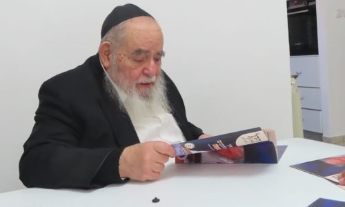 מרן ראש הישיבה הגר''א סאלים בוחן את הטבלאות והמספרים ולא מוותר על שום פרט