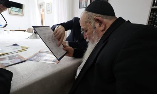מרן ראש הישיבה הגר''א סאלים עובר בעיון על הקול קורא של גדולי הפוסקים בענין חובת ההשתדלות