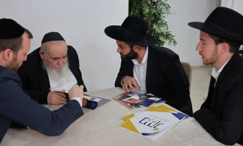 נכדו חביבו של מרן ראש הישיבה הגר''א סאלים שליט''א יורד לפרטי פרטים
