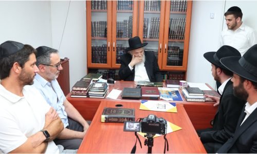 הנהלת חברת 'הראל' וראשי ארגון 'בנקל' מציגים בפני רבינו הגדול ראש הישיבה הגרמ"ה הירש שליט"א את פרטי התוכנית