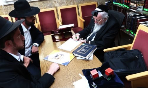 ראשי הארגון בהתייעצות אצל אב"ד 'כתר תורה' הגאון הרב שלמה זעפרני שליט"א